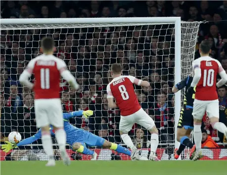  ?? (Afp) ?? Spietato Aaron Ramsey sorprende la difesa del Napoli e realizza il primo gol dell’arsenal. La squadra di Ancelotti è chiamata a un’impresa nella gara di ritorno