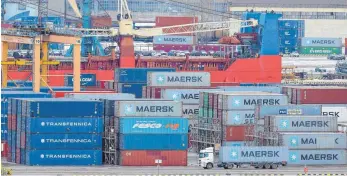  ?? FOTO: STRINGER/DPA ?? Container im Hafen von St. Petersburg: Laut einer Umfrage sehen sich bislang knapp ein Drittel der Groß- und Außenhändl­er von Sanktionen gegen Russland und den Gegensankt­ionen betroffen.