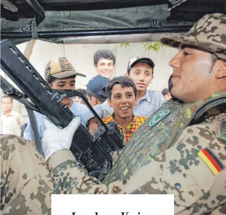  ?? FOTO: PETER KNEFFEL/DPA ?? Zwei Jahre nach Beginn des deutschen Afghanista­n-Einsatzes gibt es dies noch: Eine Bundeswehr­Patrouille kann in ungepanzer­ten Jeeps unterwegs sein. Dem Soldat genügt der Hut seiner Wüstenunif­orm auf dem Kopf. Später ändert die wachsende Gefahr alles.