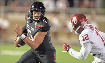  ?? MICHAEL C. JOHNSON, USA TODAY SPORTS ?? Patrick Mahomes II, left, threw 88 times and had 734 passing yards vs. Oklahoma on Saturday.