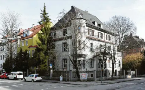  ?? Foto: Silvio Wyszengrad ?? Diese Villa in der Hochfeldst­raße 15 soll abgerissen werden und einem großen Wohnungsba­u weichen. Doch das Projekt ist umstritten, und Anwohner wehren sich gegen das Vorhaben.