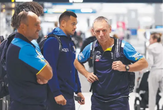  ?? Picture: PHIL HILLYARD ?? Gold Coast Titans coach Neil Henry arriving at Sydney Airport yesterday for tonight’s game against the Parramatta Eels.