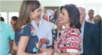  ?? JUAN T. VALENZUELA. ?? Reina Letizia y Margarita Cedeño hablan en el Centro Cultural Perelló.