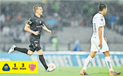  ??  ?? Bajo una pertinaz lluvia en la capital mexicana, los auriazules fueron superados por el campeón defensor del torneo.