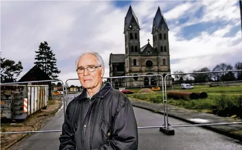  ?? FOTO: ANDREAS BRETZ ?? Pfarrer Günter Salentin hat in der Kirche St. Lambertus in Immerath unzählige Gottesdien­ste gefeiert. Ab heute wird der „Dom“abgerissen.