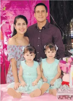  ??  ?? > Nayibe Meza y Alfredo Saracho con sus hijas.