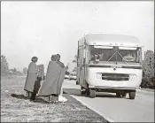  ?? JOHNNY NICKLAS / THE PALM BEACH POST ?? Hitchin’ a ride at the Thanksgivi­ng weekend rock festival in 1969.