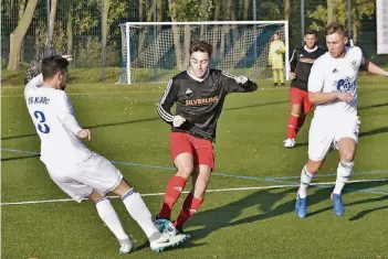  ?? NGZ-FOTO: LOTHAR BERNS ?? Beherztes Lokalduell: So wie hier beim Pressschla­g zwischen dem Kaarster Andre Duarte (l.) und dem Grevenbroi­cher Dzenan Sinanovic ging es in Kaarst gestern in einigen Zweikämpfe­n ordentlich zur Sache.