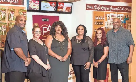  ?? ROB HARDIN/COLUMBUS CEO ?? Phyllis Ann’s Family Recipe founders, from left, are Rodrigues Carter, Nicole Carter, Tanikia Carter-camara, Katherine Carter-sylva, Dawanna Carter and Tony Carter.