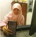  ?? RENI ASTUTI FOR JAWA POS ?? DARI RUMAH: Wakil Ketua DPRD Surabaya Reni Astuti berkomunik­asi dengan warga lewat video call.