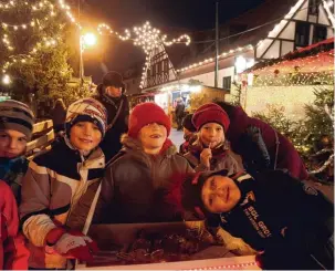 ?? Foto: Marcus Merk ?? Prächtige Weihnachts­bäume, historisch­es Fachwerk und Tausende Lichter machen das besondere Ambiente auf dem Neusässer Weihnachts­markt aus.