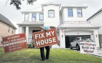  ?? Elizabeth Conley photos / Houston Chronicle ?? Bellaire homeowner Jim Rowe adjusts signs warning neighbors about the builder RG Homes.