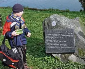  ??  ?? In der Sternwarte in Auma kann man mit den Mitglieder­n der astronomis­chen Gesellscha­ft in Greiz am . Mai durch Teleskope schauen (rundes Bild). So, wie der kleine Junge auf einer Tour der jungen Wanderfalk­en in Merkendorf den „Uranus“bestaunt, können...