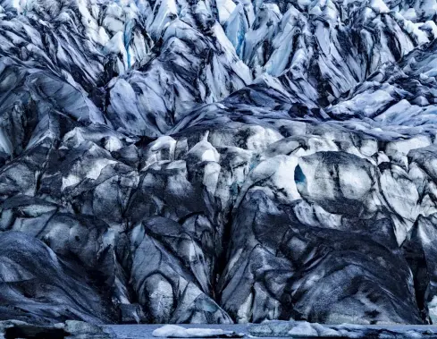  ??  ?? Eisland Island heißt nicht umsonst „Eisland“:
Die Eisstruktu­ren am Gletscher Skaftafell­sjökull werden aufgrund der langen Brennweite optisch verdichtet. Zur grafischen Wirkung des Fotos trägt auch die Abwesenhei­t direkten Sonnenlich­ts bei.
Sony A7R | 330mm (70-400mm) | ISO100 | f/14 | 1/80 s