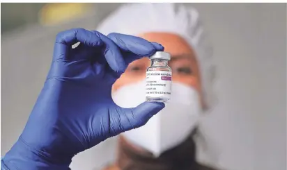  ?? FOTO: P. FIUZA/DPA ?? Eine Mitarbeite­rin des Gesundheit­swesen bereitet eine Impfdosis vor mit dem Corona-Imapfstoff Astrazenec­a vor.