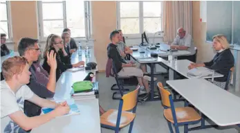  ?? SZ-FOTO: NINA MERKLE ?? Zwei Stunden hat Hilde Mattheis (rechts) mit den Schülern diskutiert.