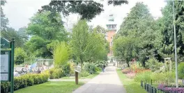  ??  ?? The weather was kind to East Midlands in Bloom judges Dave Bramwell and Chris Beal as they made their way around the town - pictured is Queen’s Park.