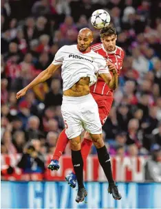  ?? Foto: Witters ?? Javi Martinez (rot) war hauptsächl­ich verantwort­lich für die Stabilität im Münchner Mittelfeld. Hier gewinnt er ein Kopfballdu­ell gegen Steven N’zonzi.