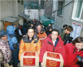  ??  ?? In the left photo, Yoido Full Gospel Church senior pastor Lee Young-hoon, left, and Seoul Mayor Park Won-soon, center, carry boxes with daily necessitie­s for those in need, in time for Christmas 2018. The right photo shows the inside of a welfare center for single mothers.