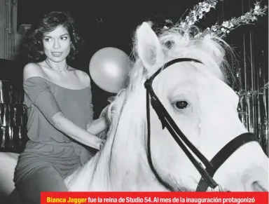  ??  ?? Bianca Jagger fue la reina de Studio 54. Al mes de la inauguraci­ón protagoniz­ó uno de sus momentos más sonados, al entrar a caballo a su fiesta de cumpleaños.