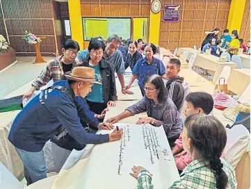  ??  ?? Local residents attend a workshop to gather ideas to preserve the yang naa trees.