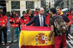  ??  ?? DOS BANDOS. Los independen­tistas dividieron a los catalanes, acosando y estigmatiz­ando a quienes no quieren regresione­s medievales.