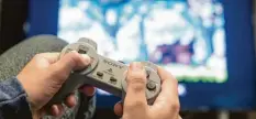  ?? Foto: Robert Günther, dpa ?? Mehr 90er geht nicht: Klobiger Controller, pixeliger Bildschirm – so versucht Sony mit der „Playstatio­n Classic“Nostalgike­r zu begeistern.