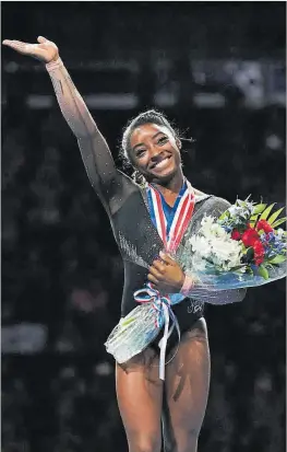  ?? USATODAY SPORTS / JAY BIGGERSTAF­F ?? Simone Biles saluda tras su actuación, el domingo.