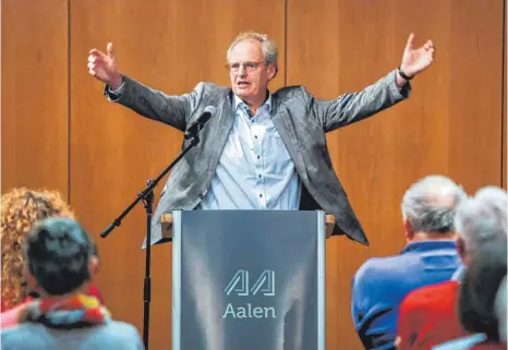  ?? FOTO: THOMAS SIEDLER ?? Mit Leidenscha­ft und rhetorisch­em Geschick hat Hubert Wolf im Aalener Rathaus seine Sicht zu Luther und Reformen dargelegt.