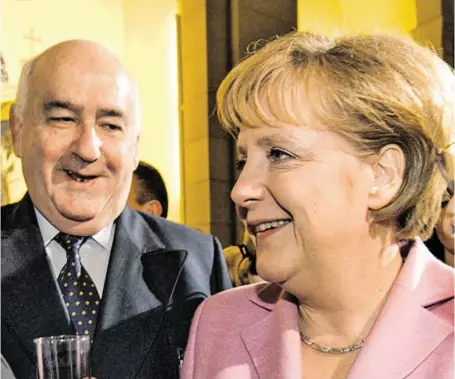  ?? BILD: SN/URBAN, MARCO / SZ-PHOTO / PICTUREDES­K.COM ?? Werner Weidenfeld ist gut vernetzt. Im Bild mit Kanzlerin Angela Merkel.