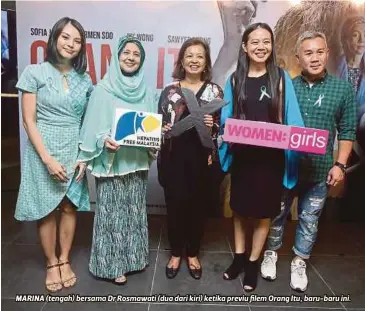  ?? FOTO ?? MARINA (tengah) bersama Dr Rosmawati (dua dari kiri) ketika previu filem Orang Itu, baru-baru ini.