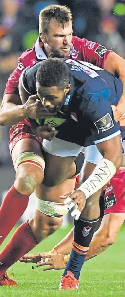  ?? Picture: SNS. ?? Bill Mata is tackled by Scarlets’ David Bulbring.