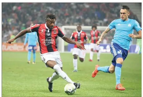  ?? (Photo Franck Fernandes) ?? Malgré la déroute contre Marseille, Allan Saint-Maximin (ici, à la lutte avec Lucas Ocampos) et le Gym ont les capacités de se mêler à la course à l’Europe, cette saison.