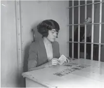  ?? CHICAGO HERALD AND EXAMINER ?? Annan plays cards while waiting in the county jail in 1924. Annan was facing murder charges for the death of Harry Kalstedt.