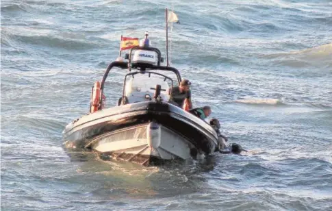  ?? EFE ?? Rescate del cadáver, en 2017, de un inmigrante al que el piloto de su moto de agua arrojó al mar en Ceuta