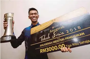  ?? PIC BY HAQIM ROSMAN ?? Muhammad Syafik Rahmat won the Education Minister Award at Anugerah Tokoh Siswa 2018 held in USIM.