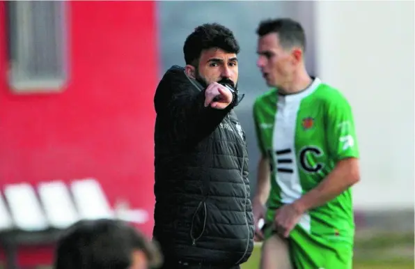  ?? UE CORNELLÀ ?? Guillermo Fernández Romo, técnico del Cornellà, da instruccio­nes durante un partido