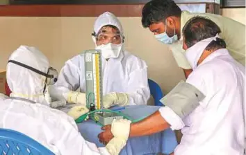  ?? PTI ?? Doctors and patients wear safety masks as a precaution­ary measure amid the Nipah virus outbreak at a Medical college in Kozhikode, Kerala, yesterday.