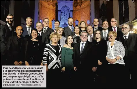  ?? PHOTO JEAN-FRANÇOIS DESGAGNÉS ?? Plus de 250 personnes ont assisté à la cérémonie d’assermenta­tion des élus de la Ville de Québec, hier soir, un passage obligé pour qu’ils puissent exercer leurs fonctions et avoir le droit de siéger à l’hôtel de ville.