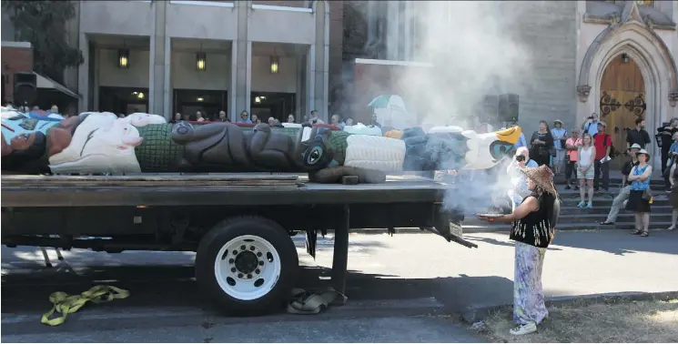  ?? MANUEL VALDES/THE ASSOCIATED PRESS ?? A 22-foot-tall totem pole is travelling across the U.S. and Canada to galvanize opposition to the developmen­t of fossil fuel infrastruc­ture.