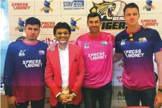  ?? K.R. Nayar/Gulf News ?? Stephen Fleming (second from right) with (from left) Mujeeb Ur Rahman, Anis Sajan and Morne Morkel.