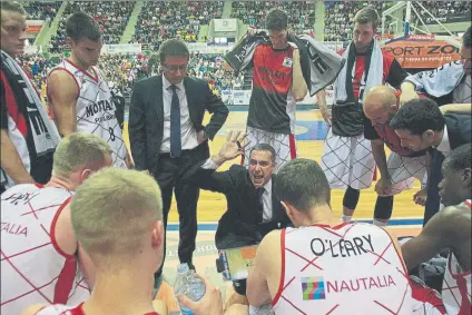  ?? FOTO: EFE ?? Jota Cuspinera, entrenador del Montakit Fuenlabrad­a, dando instruccio­nes a sus jugadores durante un tiempo muerto