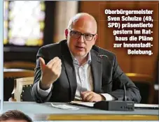  ??  ?? Oberbürger­meister Sven Schulze (49, SPD) präsentier­te gestern im Rathaus die Pläne zur Innenstadt
Belebung.