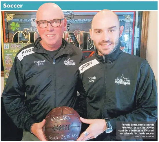  ??  ?? Fergus Brett, l’initiateur de Pro-foot, et son fils Olivier, sont fiers de fêter le 20e anniversai­re de l’école de soccer.