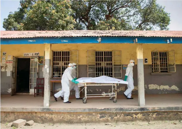  ?? Foto: Reuters/Baz Ratner ?? Eine Krankheit – multiples Krisengesc­hehen: Helfer im Einsatz gegen Ebola in Sierra Leone, Dezember 2014
