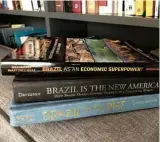  ??  ?? » ESTANTE A correspond­ente do ‘WSJ’ Samantha Pearson fotografou livros que exaltavam o país social e economicam­ente e comentou: ‘Ah, o otimismo do Brasil de 2010’; o tuíte viralizou