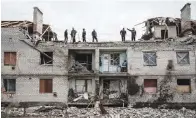  ?? Workers clean rubbles atop a building destroyed by shelling a month ago in Cherkaske, eastern Ukraine on May 11, 2022, amid the Russian invasion of ukraine. (AfP) ??