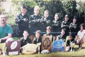  ??  ?? C’était l’équipe des U8, Charles (2e debout en partant de la gauche) et Maxime (4e) gagnaient déjà. Jean-Michel et Brigitte Ollivon les parents de Charles encadraien­t les jeunes senpertars.