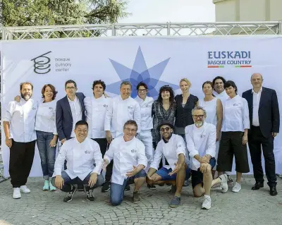  ??  ?? Gli chef riuniti da Massimo Bottura al congresso mondiale di alta cucina del Basque Culinary Center al Collegio San Carlo di Modena