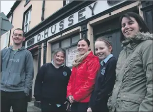  ?? Photo by John Reidy ?? Castleisla­nd based KDYS workers, Robbie Fields, Helena Falvey and Madeleine Frissung with youth club members and sisters, Ingrid and Patricia Kerins outside the former Paddy Hussey's Bar on Friday evening.